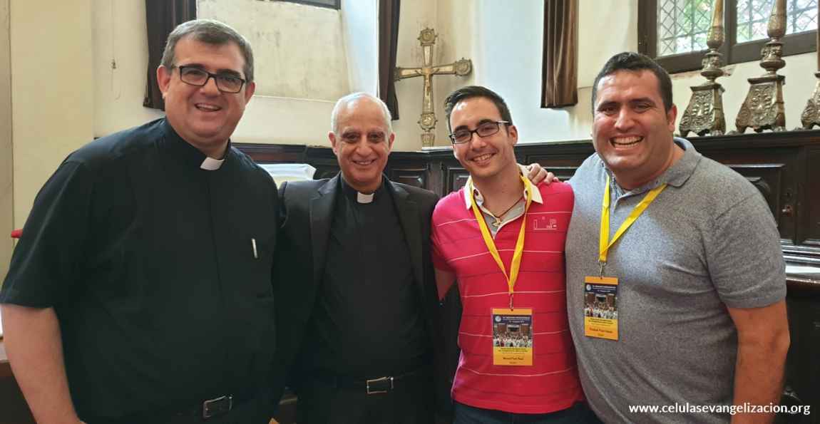 El equipo de promoción con Mons. Rino Fisichella, Presidente del Consejo para la promoción de la Nueva Evangelización